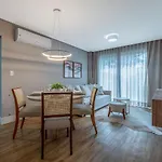 Alpes da Montanha 203 - Apto novo junto ao Centro de Gramado com garagem