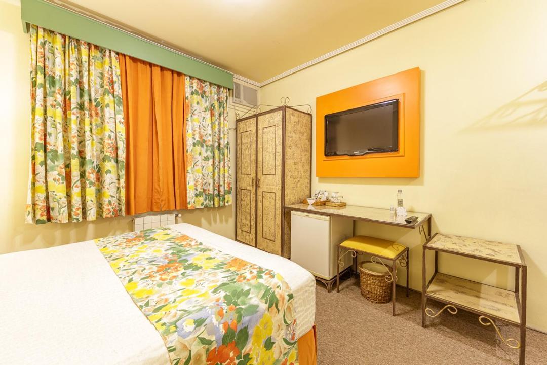 Le Chateau Hotel