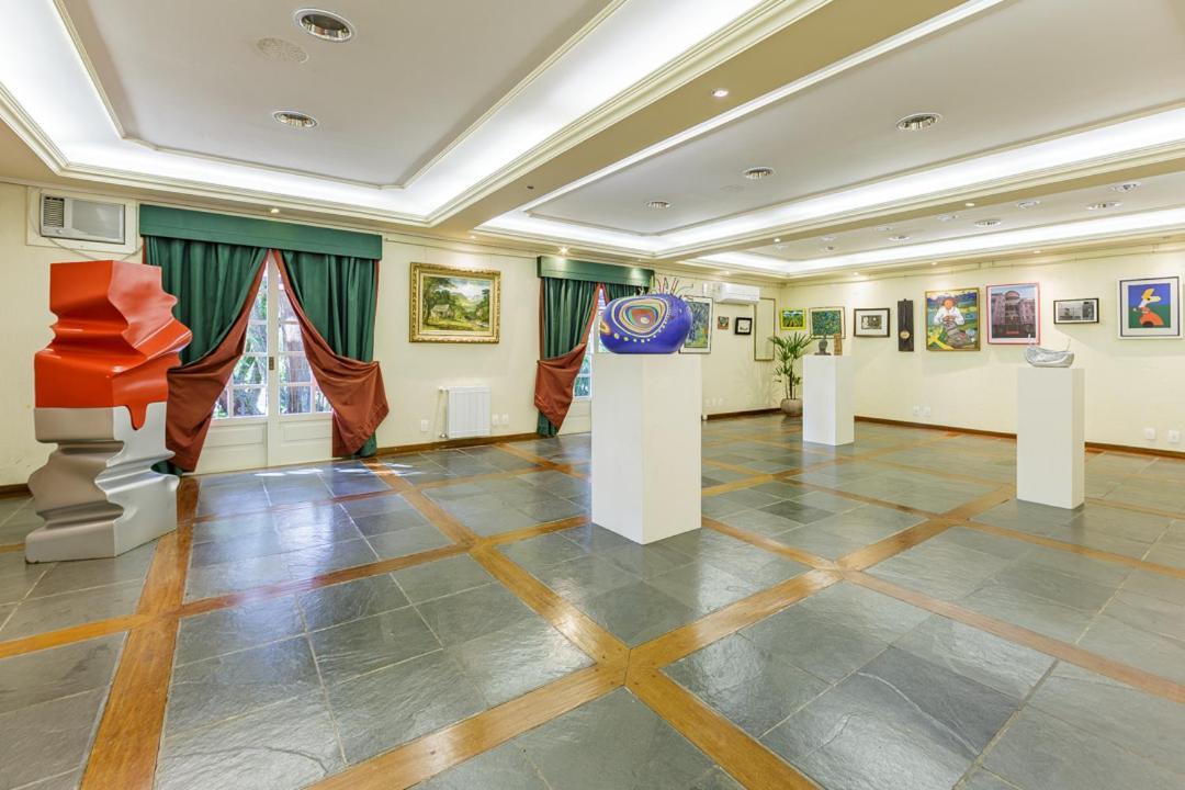 Le Chateau Hotel