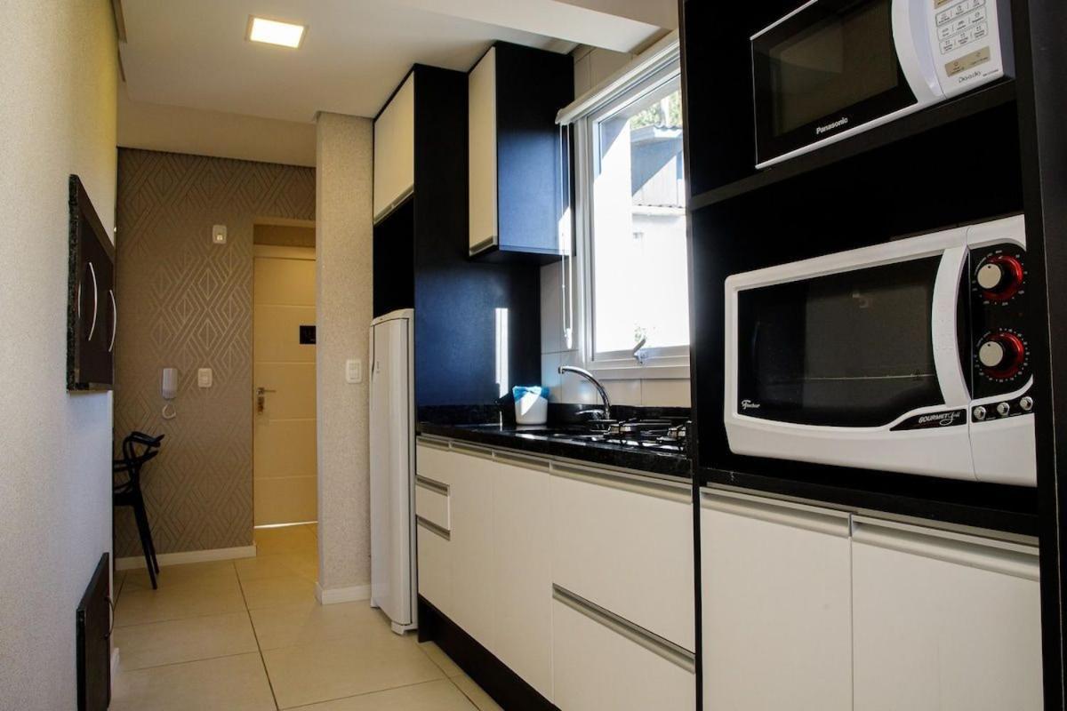 5 Pessoas Em Apartamento *