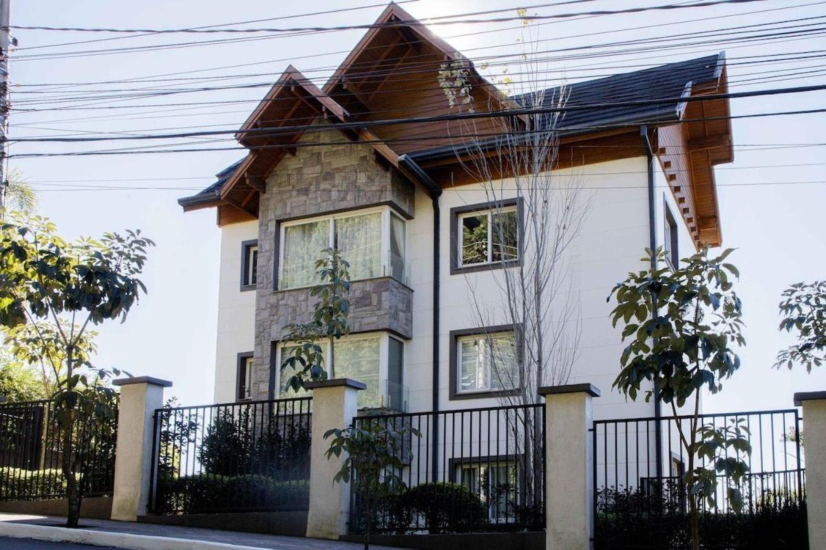 5 Pessoas Em Apartamento