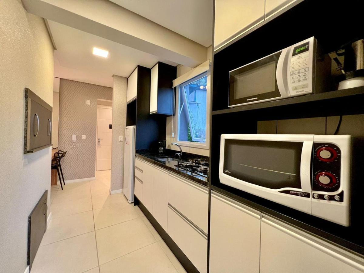 5 Pessoas Em Apartamento *