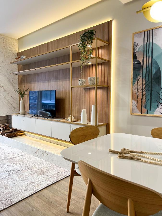 Apto Moderno Com Lareira, Piscina Aquecida E Infra Completo Em Apartamento Gramado