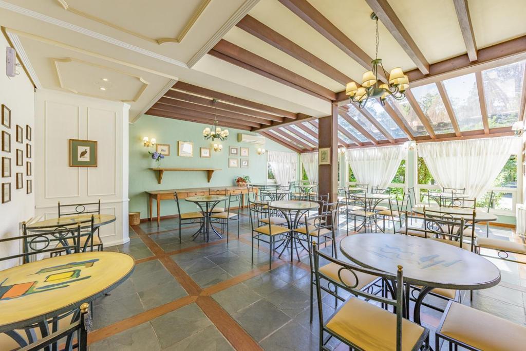 Le Chateau Hotel