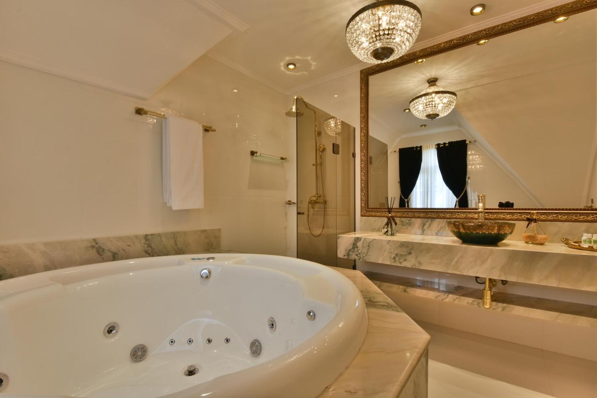 Colline De France Hotel 4*
