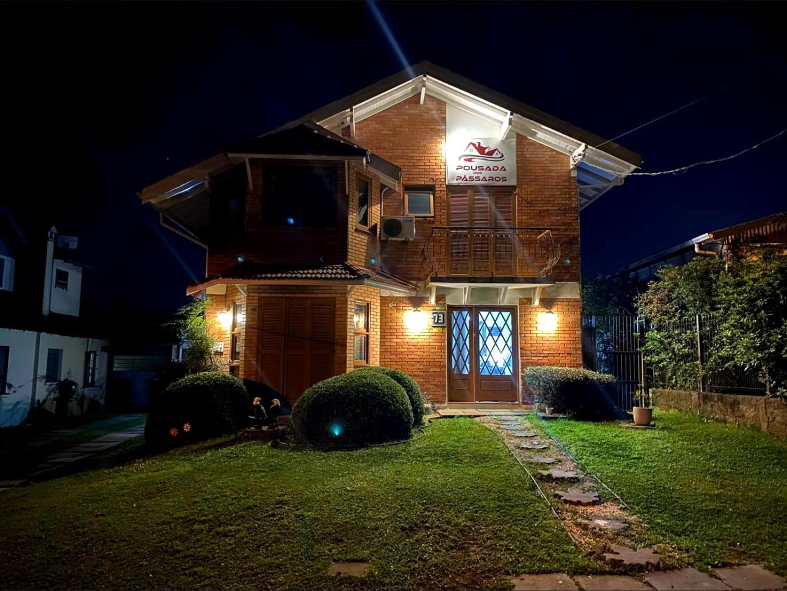 Dos Passaros Hotel *