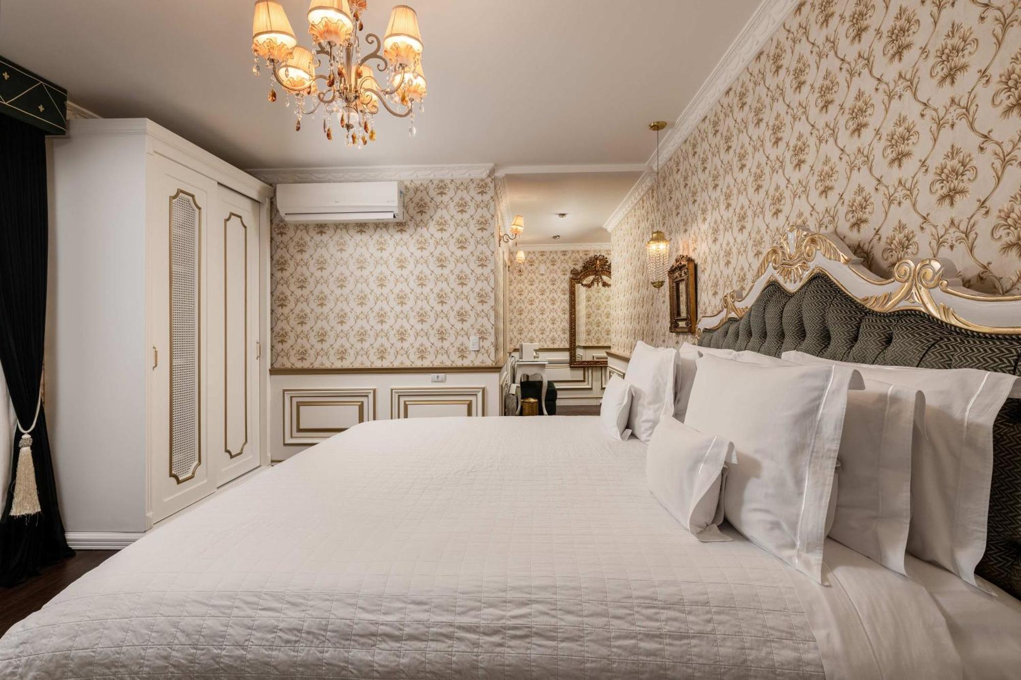 Colline De France Hotel