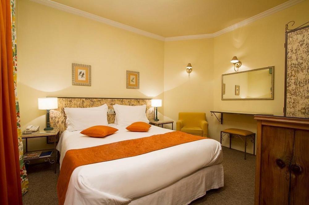 Le Chateau Hotel