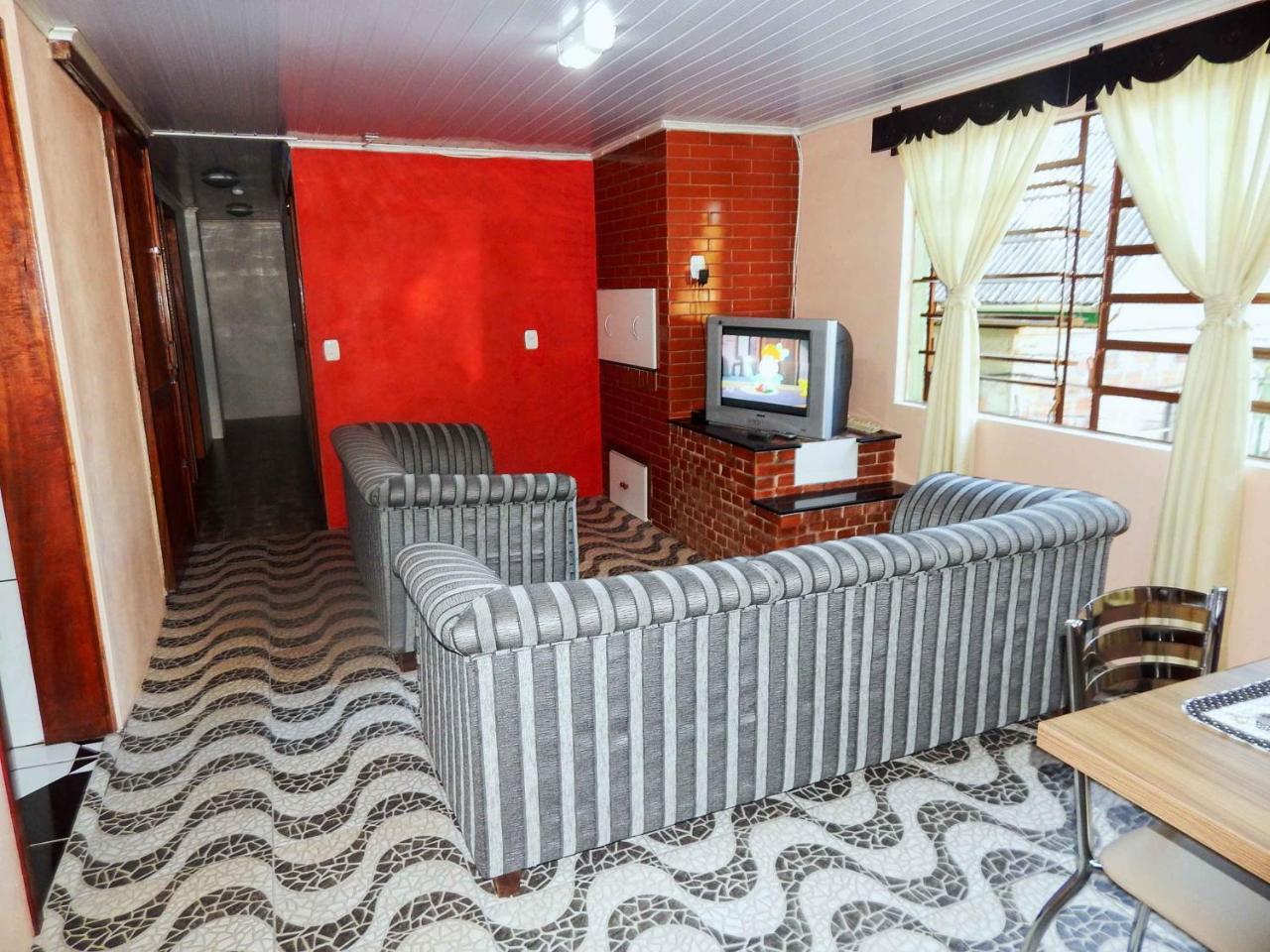 Gramado Suites Residence possui 5 quartos e 5 banheiros Casa de férias