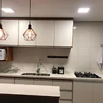 Este amplo e charmoso apartamento espera por você!
