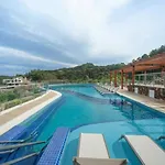 Gramado Golden Resort, apartamento com serviço e café-da-manhã para o feriado