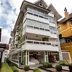 Rosa Edificio Morada Da Montanha