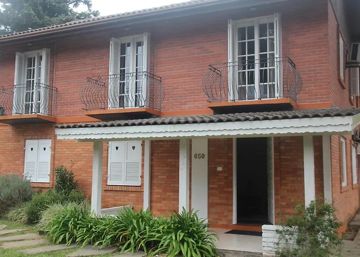 Lindo Sobrado Central com 3 Apartamentos