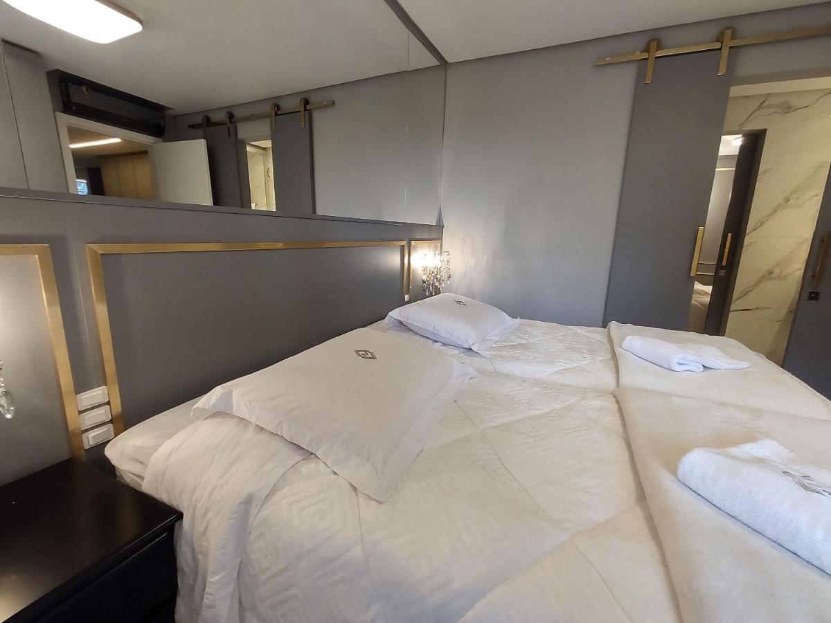 Apartamento Apt De Alto Padrao Condominio Frente Ao Lago Negro Gramado
