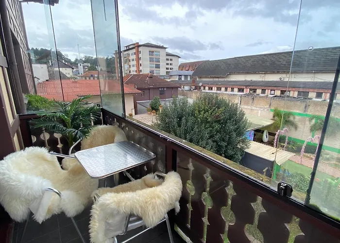 BELÍSSIMO apartamento no CENTRO de Gramado